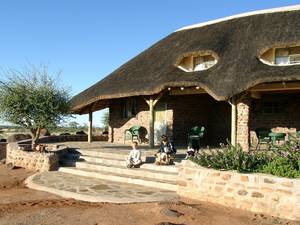 Gästehaus mit 2 Zimmern jeweils mit einer Galerie mit Zusatzbetten in der oberen Etage. Ideal für Familien. NAMIBIA www.outeniqua.de