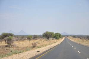 Noch 30 km bis Outeniqua. Links die Omatako-Berge. Der Okongava (Kleiner Omatako) ist schon zu sehen. Immer geradeaus! NAMIBIA - www.outeniqua.de